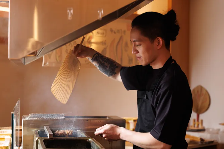 朝炭主廚余沁儒年僅 30 歲，經歷米其林二星「盈科」的紮實訓練，將職人精神注入日常烤魚料理。豊漁餐飲集團提供