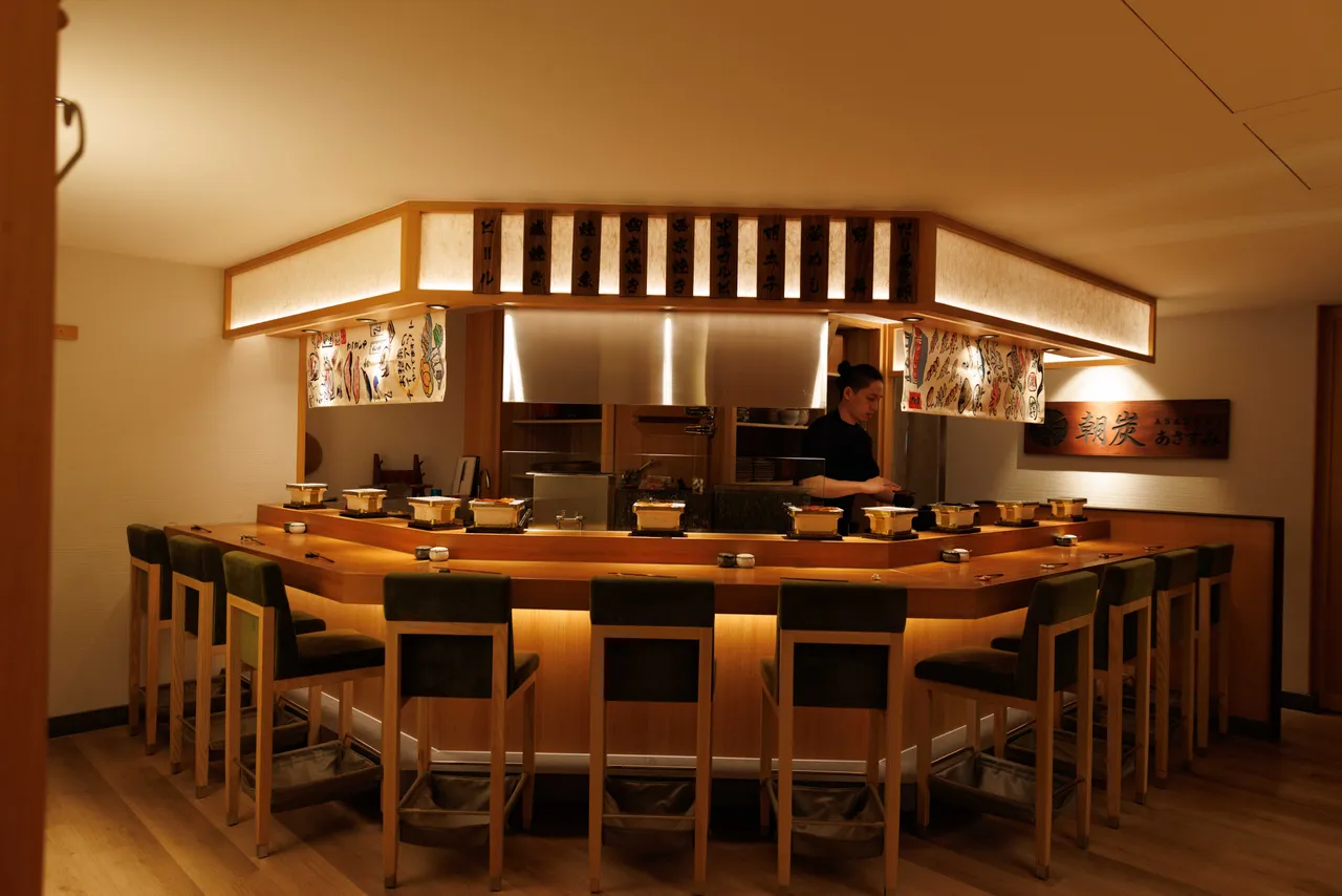 「朝炭」僅10席的板前，溫潤雅緻的木色空間讓人心情放鬆。豊漁餐飲集團提供