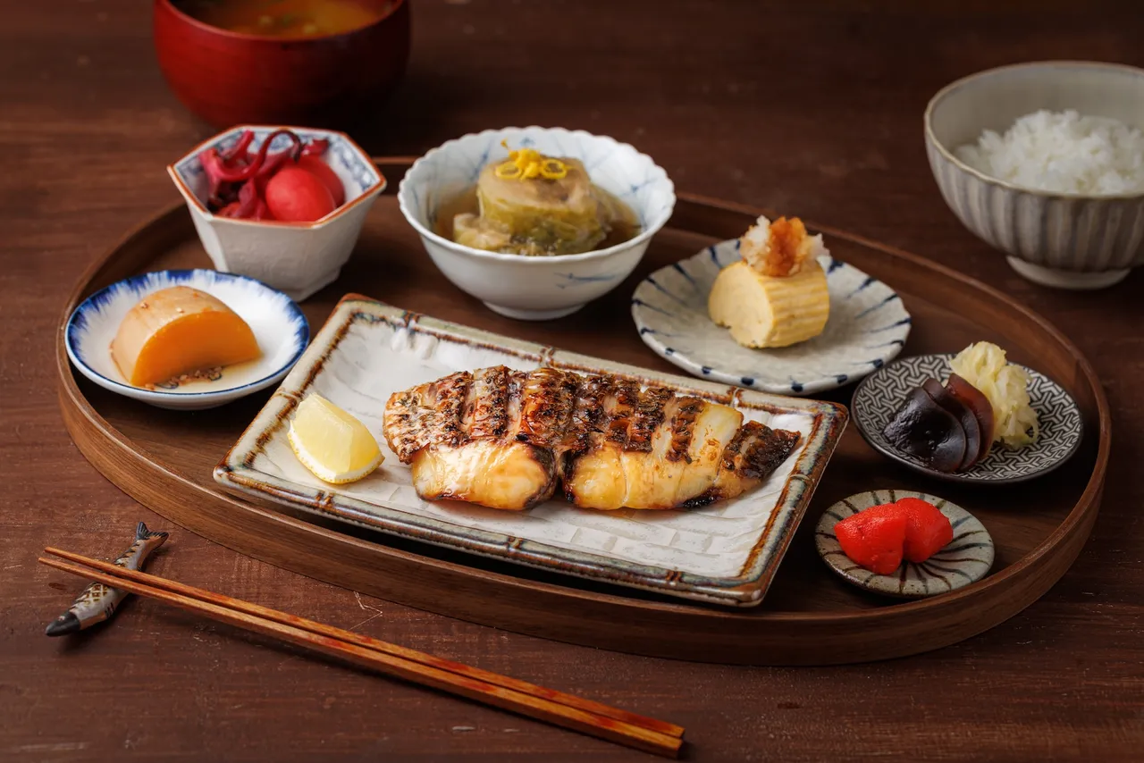 套餐內包含乳酸發酵高麗菜、奈良漬小西瓜、柴魚高湯玉子燒及白酒漬番茄等精緻小菜。豊漁餐飲集團提供