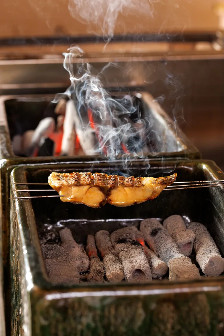 透過雲井窯烤爐的穩定蓄熱特性，每一道烤魚可鎖住鮮美肉汁。豊漁餐飲集團提供