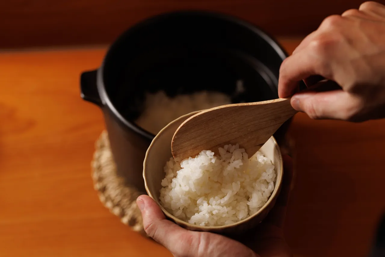 釜鍋現煮的白飯選用日本雙米種混合，並針對台北水質微調比例，確保口感粒粒分明、甘甜柔潤。豊漁餐飲集團提供