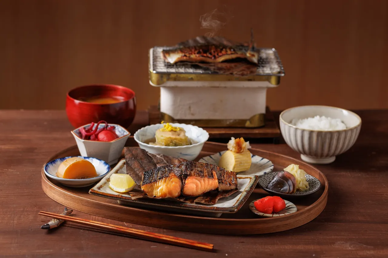 民生社區首見日式炭火烤魚早午餐　米其林血統主廚坐鎮「朝炭」