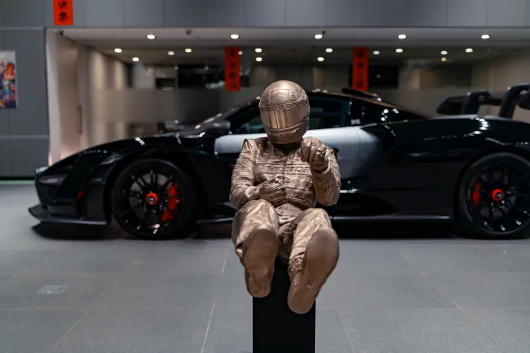 本次特展不僅回顧McLaren於F1領域的輝煌歷史，更具體呈現賽車科技如何深植於量產車款之中，讓駕駛者得以親身體驗來自賽道的純粹操控與駕馭樂趣。業者提供