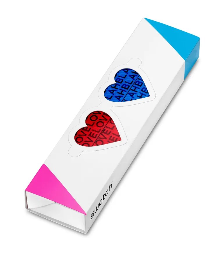 「LOVE & BLAH」隨盒附贈紅藍雙色紙眼鏡。品牌提供