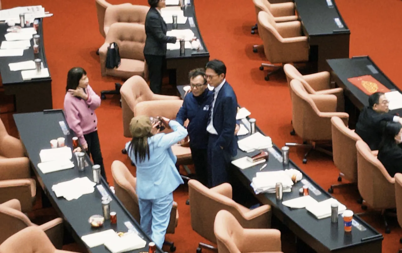 美官喊取消「親中藍白政客」綠卡！她揭真正受影響…是這些人