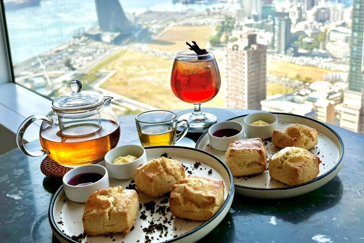 本次套票獨家贈送飛裊茶軒雙人下午茶點，享受位在25樓的絕美高空下午茶，增添追星之旅美好回憶。業者提供