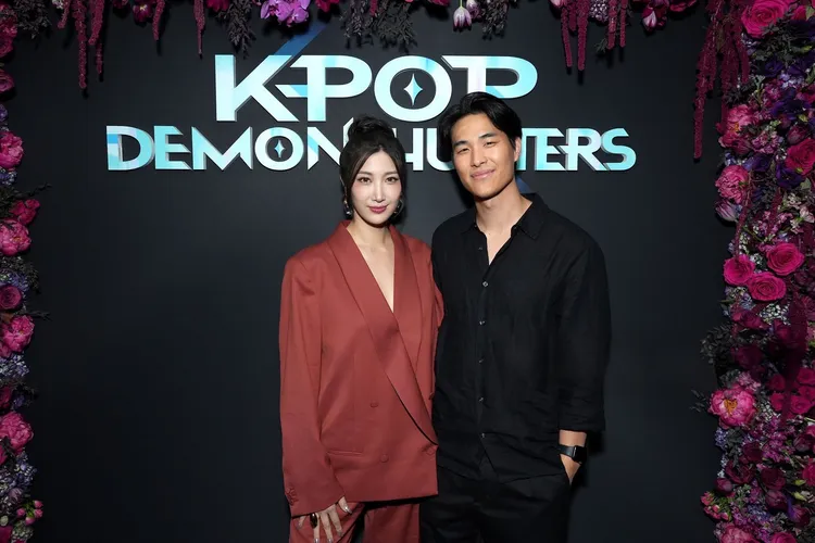 EJAE（左）與Sam Kim創作音樂結識。法新社