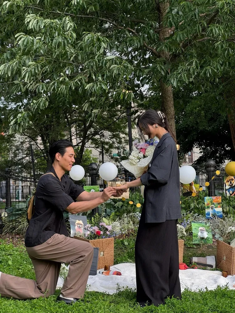 EJAE（右）去年底被Sam Kim下跪求婚。翻攝EJAE IG