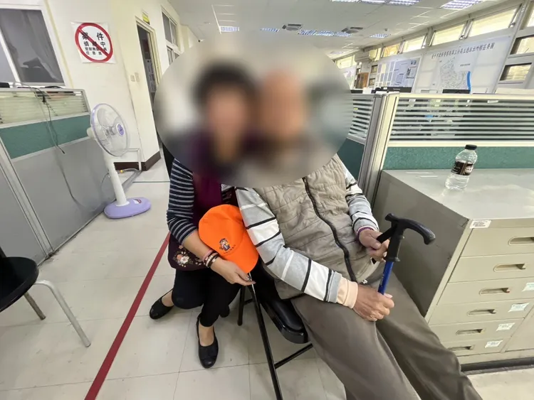 警方透過愛心手鍊聯繫上黃翁家屬，黃翁順利被接回家。翻攝畫面