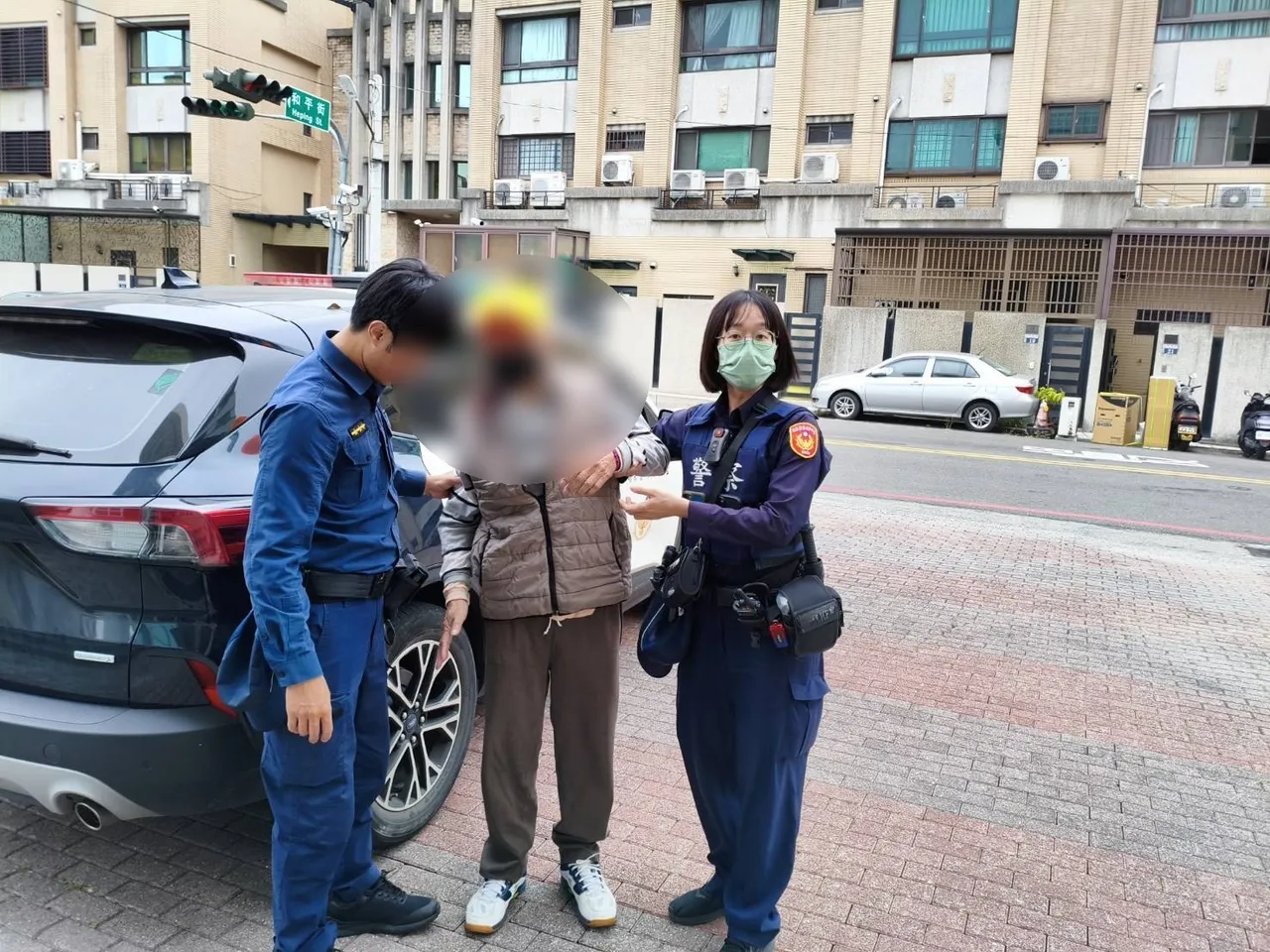 警方透過愛心手鍊聯繫上黃翁家屬，黃翁順利被接回家。翻攝畫面