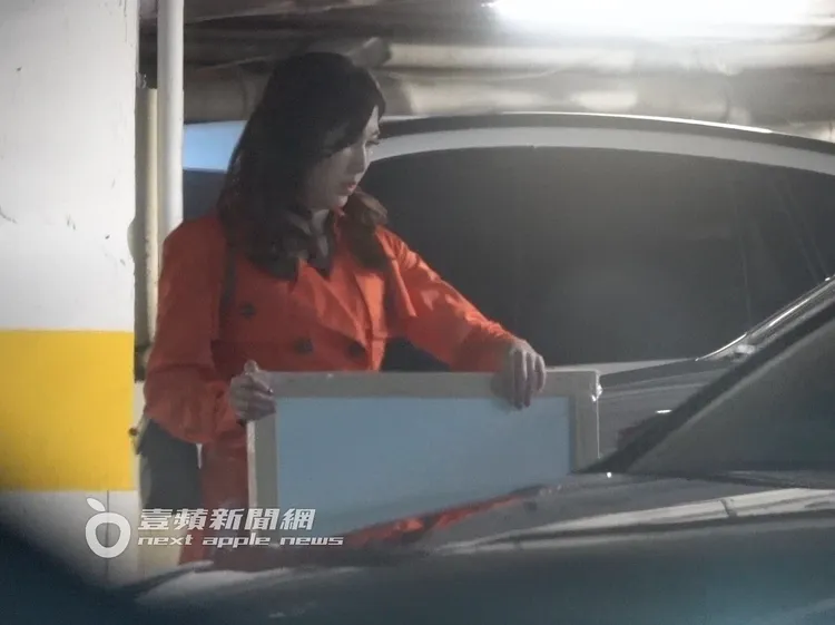 廖家儀將畫架扛起放入車後座。特勤中心攝