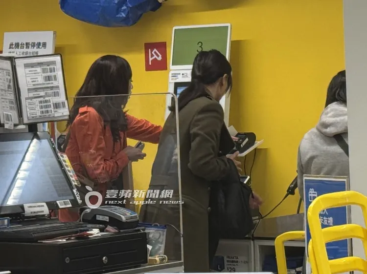 廖家儀（左）在微風南京地下室IKEA選購。特勤中心攝