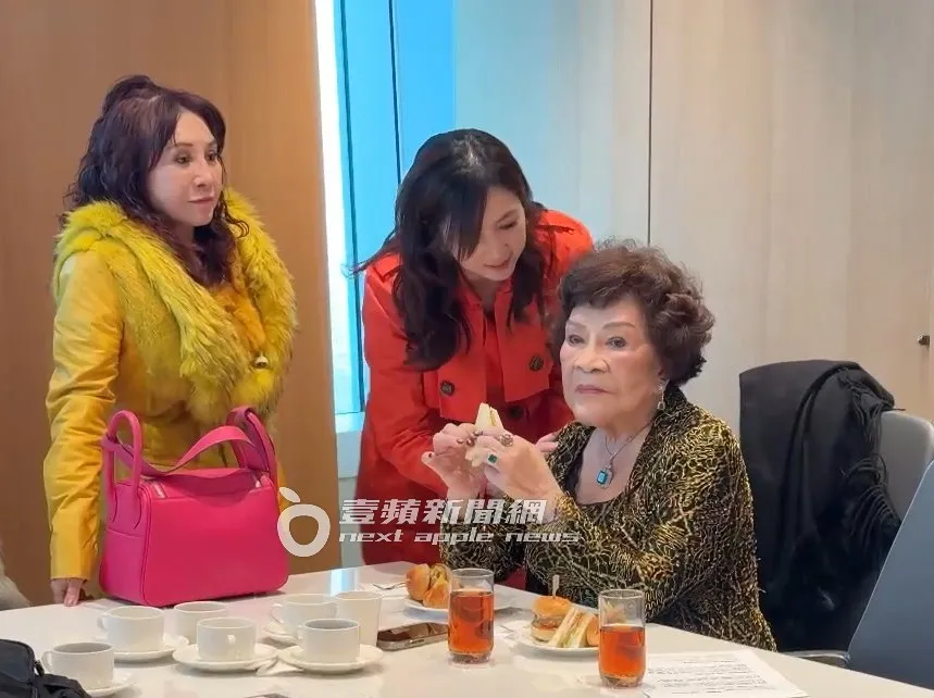 周遊在記者會上對廖家儀讚譽有加。特勤中心攝