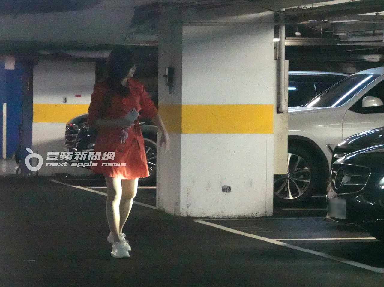 廖家儀到微風南京地下停車唱，先下車指揮友人停車。特勤中心攝