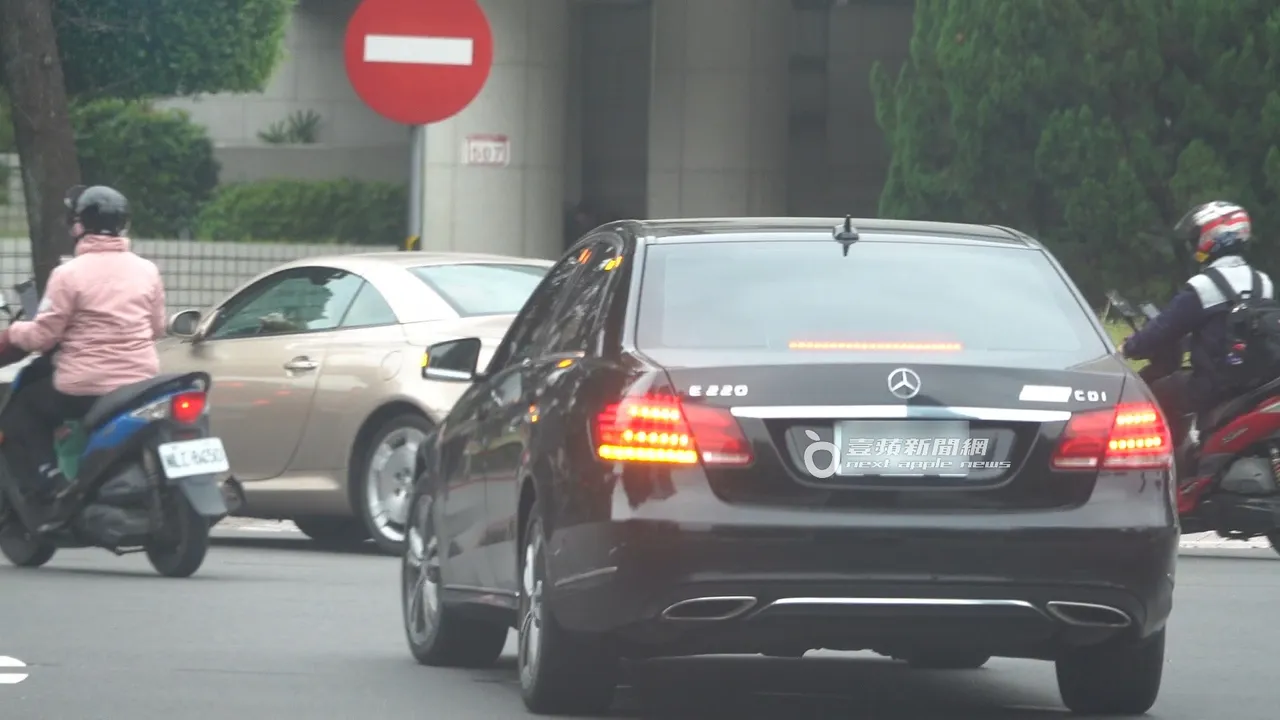 廖家儀搭乘友人開的293萬賓士E200離開台北101。特勤中心攝