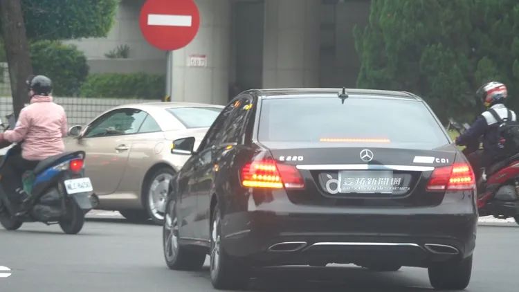 廖家儀搭乘友人開的293萬賓士E200離開台北101。特勤中心攝