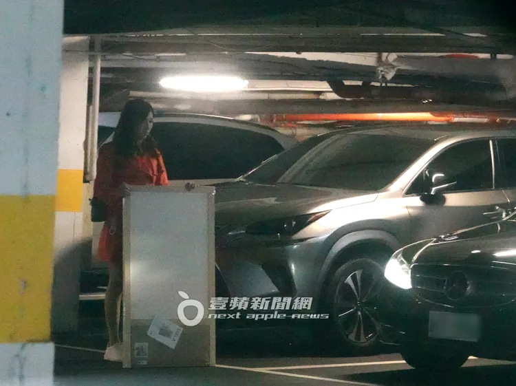 廖家儀獨自搬899元的畫架，等友人將車從停車格移開。特勤中心攝