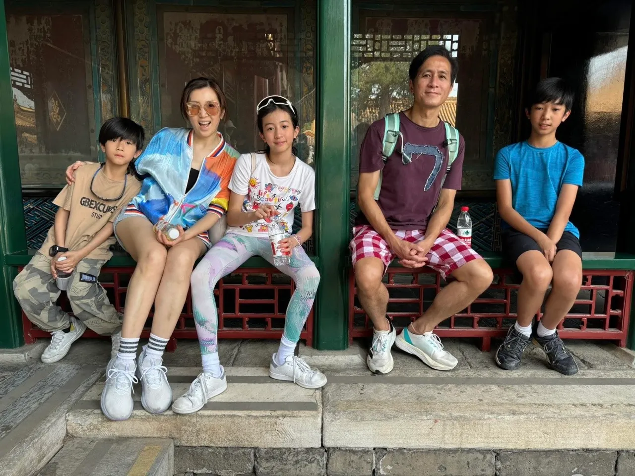 廖家儀（左二）和老公陳世傑一家5口開心出遊。翻攝廖家儀臉書