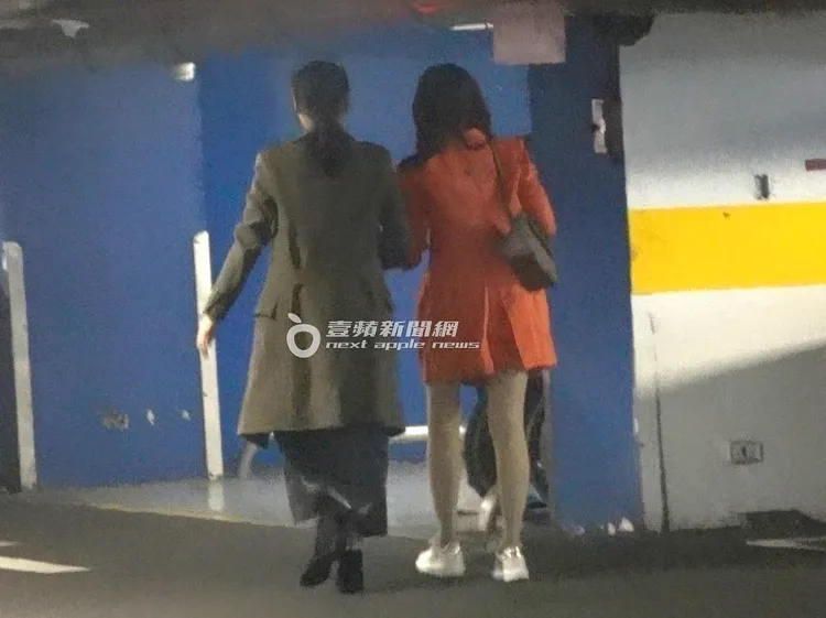 廖家儀（右）和友人停好車一起前往微風南京IKEA。特勤中心攝