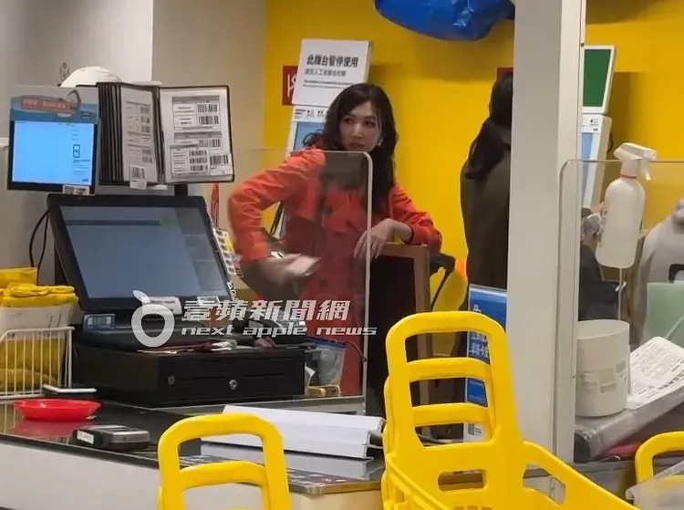 廖家儀肩背約40萬元的愛馬仕Hermes mini 2424包，貴氣十足。特勤中心攝