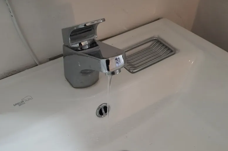 浪費水象徵漏財，初六這天也要多加注意。資料照