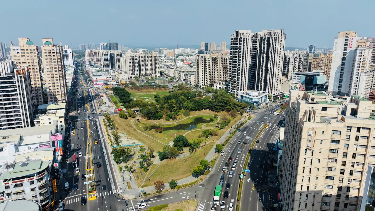 「鳳山區」以文教區與公園綠地吸引小家庭前來，不僅具生活品質、加上建設利多更有長期發展性。永慶房產集團提供