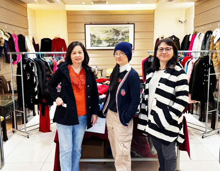 士林分署拍賣逾百件女裝服飾。士林分署提供同仁著女裝示意圖