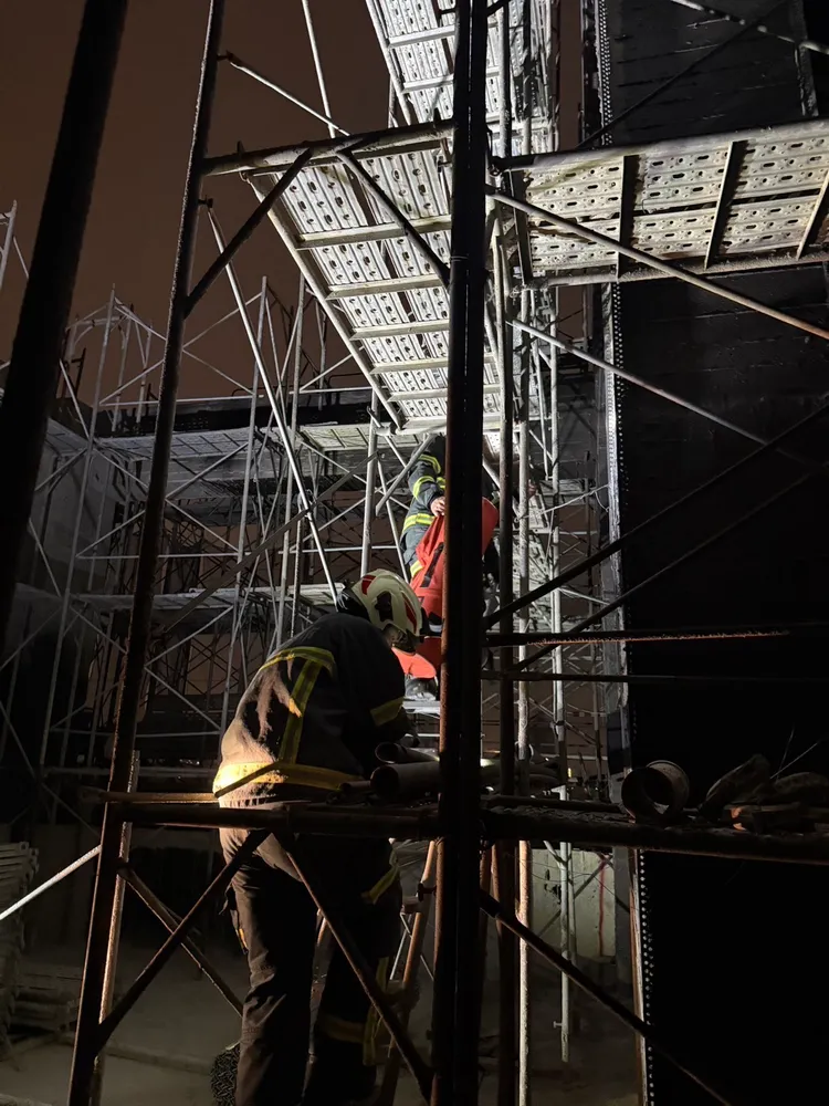 警消於水塔發現2人。翻攝畫面