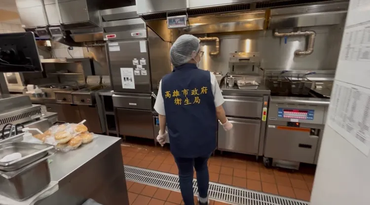 高雄市衛生局今天派員前往稽查，貯存及作業環境符合GHP規定，並未發現異狀。衛生局提供