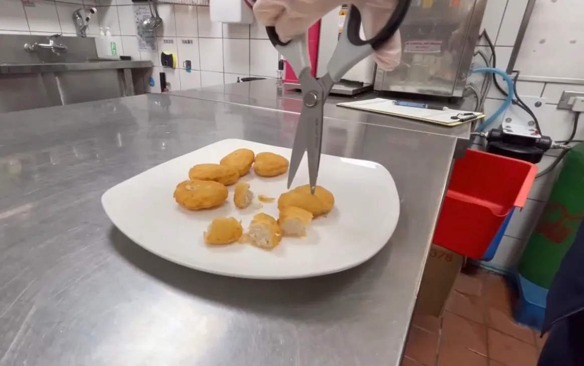 業者稱為接獲消費者反應，不確定是否該店家出餐，衛生局將溯源供應商調查。衛生局提供