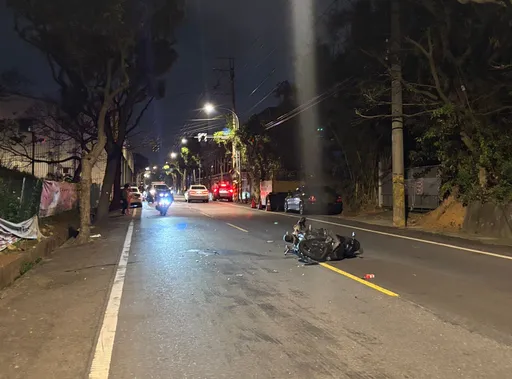 疑因超車不慎！小客車逆向撞倒機車　騎士手腳擦挫傷送醫