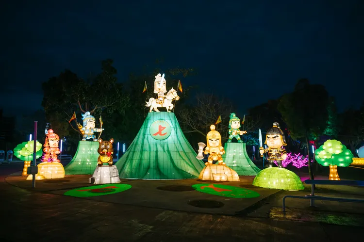 大里七將軍廟在民政局展區推出「忠義護鄉土」祈福燈組。市府提供