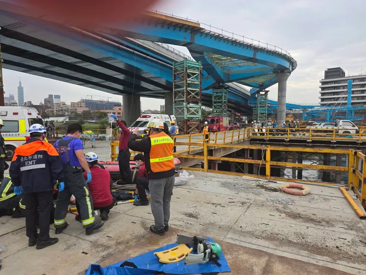 現場1男1女送醫。翻攝畫面