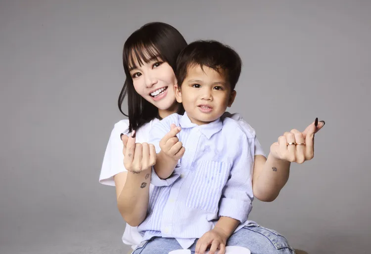 陳芳語與「海軍」合照。台灣關愛基金會提供