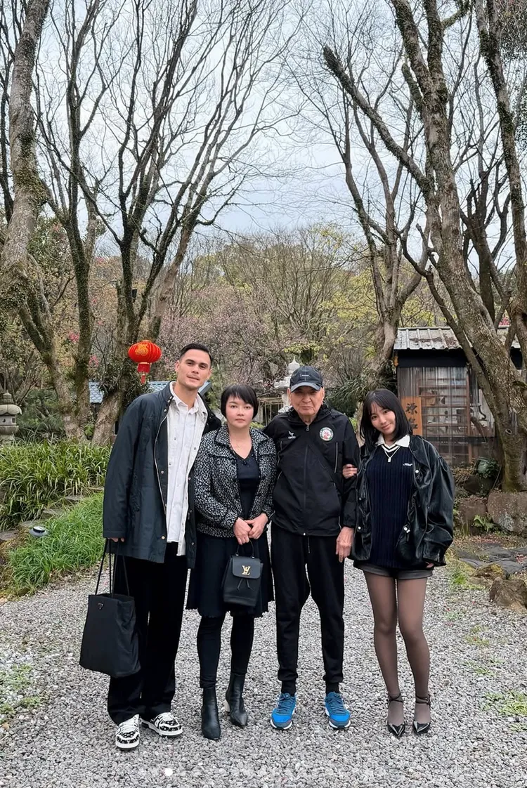 陳芳語曬出男友與父母的「走春」照。翻攝陳芳語IG