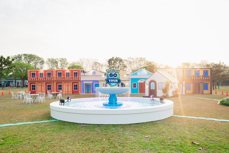 「Pokémon GO Tour：卡洛斯－台南」會場打造沉浸式主題造景，以「中央村莊」為設計靈感，結合繽紛歐風建築與噴泉裝置，讓訓練家在臺南都會公園中感受宛如走進遊戲世界的冒險氛圍。