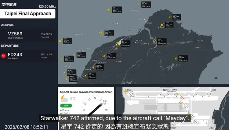 德威航空昨日降落桃機發生輪胎脫落事故，導致北跑道緊急關閉，造成班機降落調度大亂。翻攝自「TWSkyWave空中電波」YouTube畫面