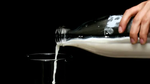 30歲男喝「過期牛奶」　體重7個月暴跌27公斤