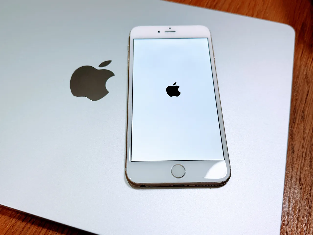 iPhone手機與Macbook筆電。攝影中心