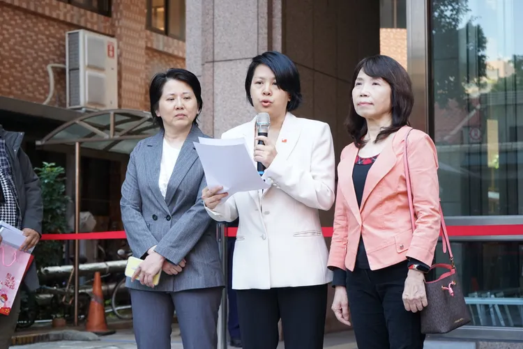 民眾黨立委李貞秀解釋國籍爭議。邱筠媜攝