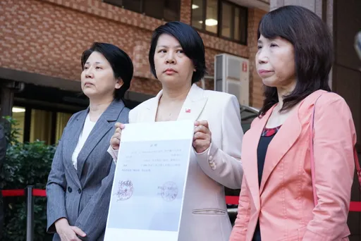 李貞秀踢館陸委會！秀放棄戶籍證明　哭喊：賴政府良心被狗吃了？