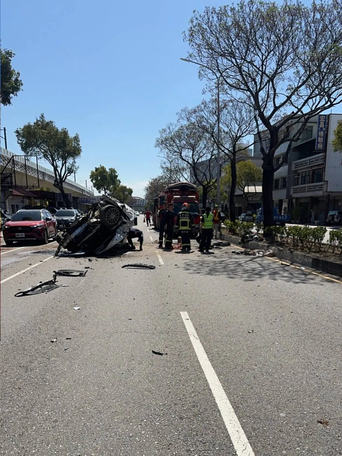 賓士車車頭幾乎撞爛。民眾提供
