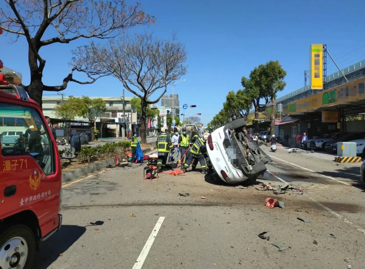 唐姓駕駛一度受困車內，被消防人員救出送醫。民眾提供