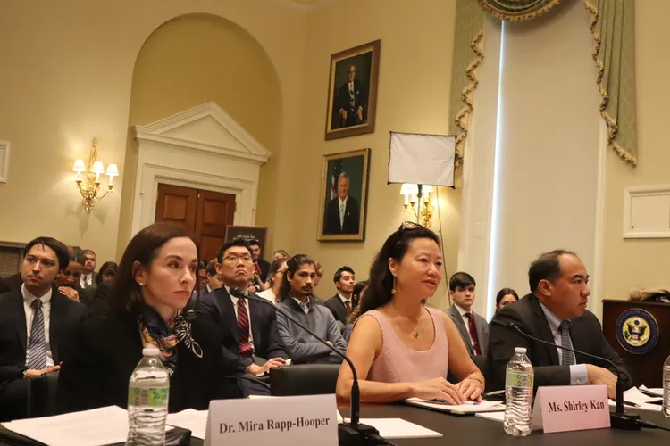 美國聯邦眾議院「美國與中國共產黨戰略競爭特別委員會」11日舉行聽證會，前國會研究處研究員簡淑賢（前排中）及前白宮官員芮普胡伯（前排左）等出席。 中央社