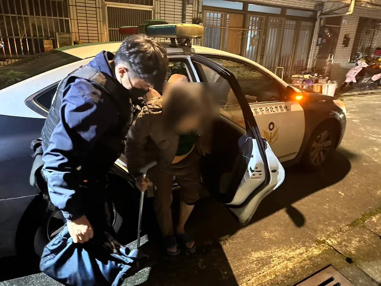 警員護送老婦返家。平鎮警分局提供