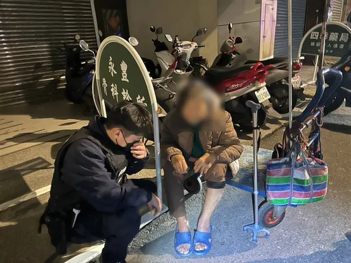7旬婦凌晨呆坐診所門口候診　平鎮巡警發現有異送返家
