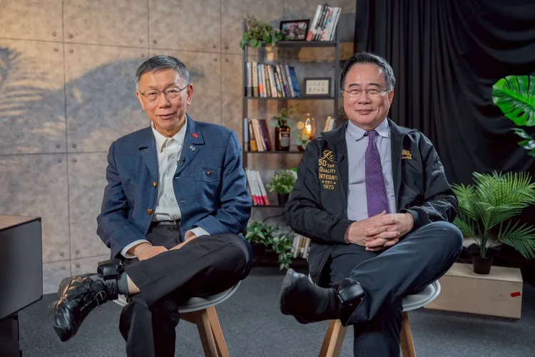 柯文哲、蔡正元日前大秀電子腳鐐拍下合照。翻攝蔡正元臉書