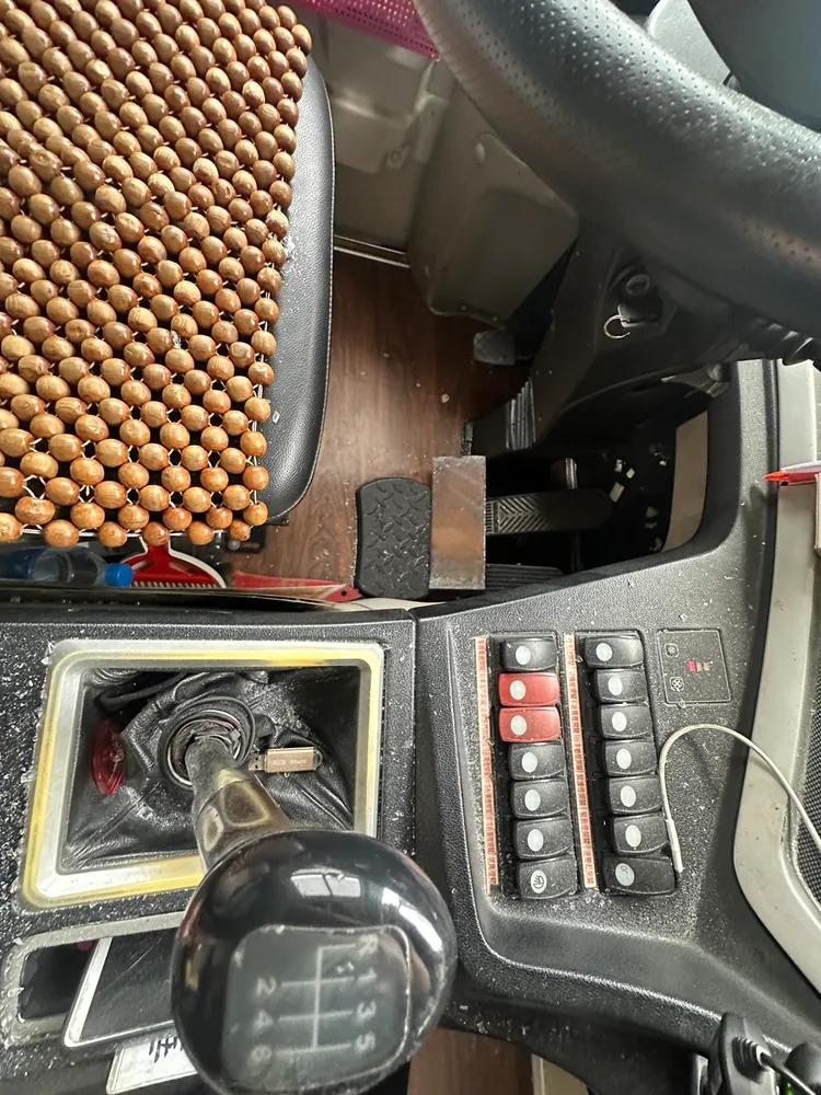 鐵片掉落於腳踏板邊。翻攝畫面