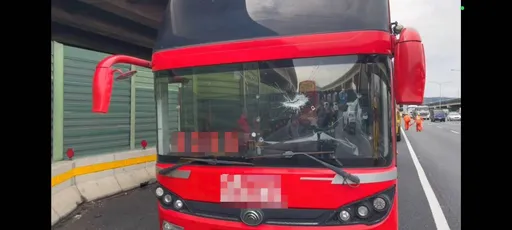 驚悚！國道「血滴子」打穿客運擋風玻璃　駕駛受傷...車上44乘客驚魂