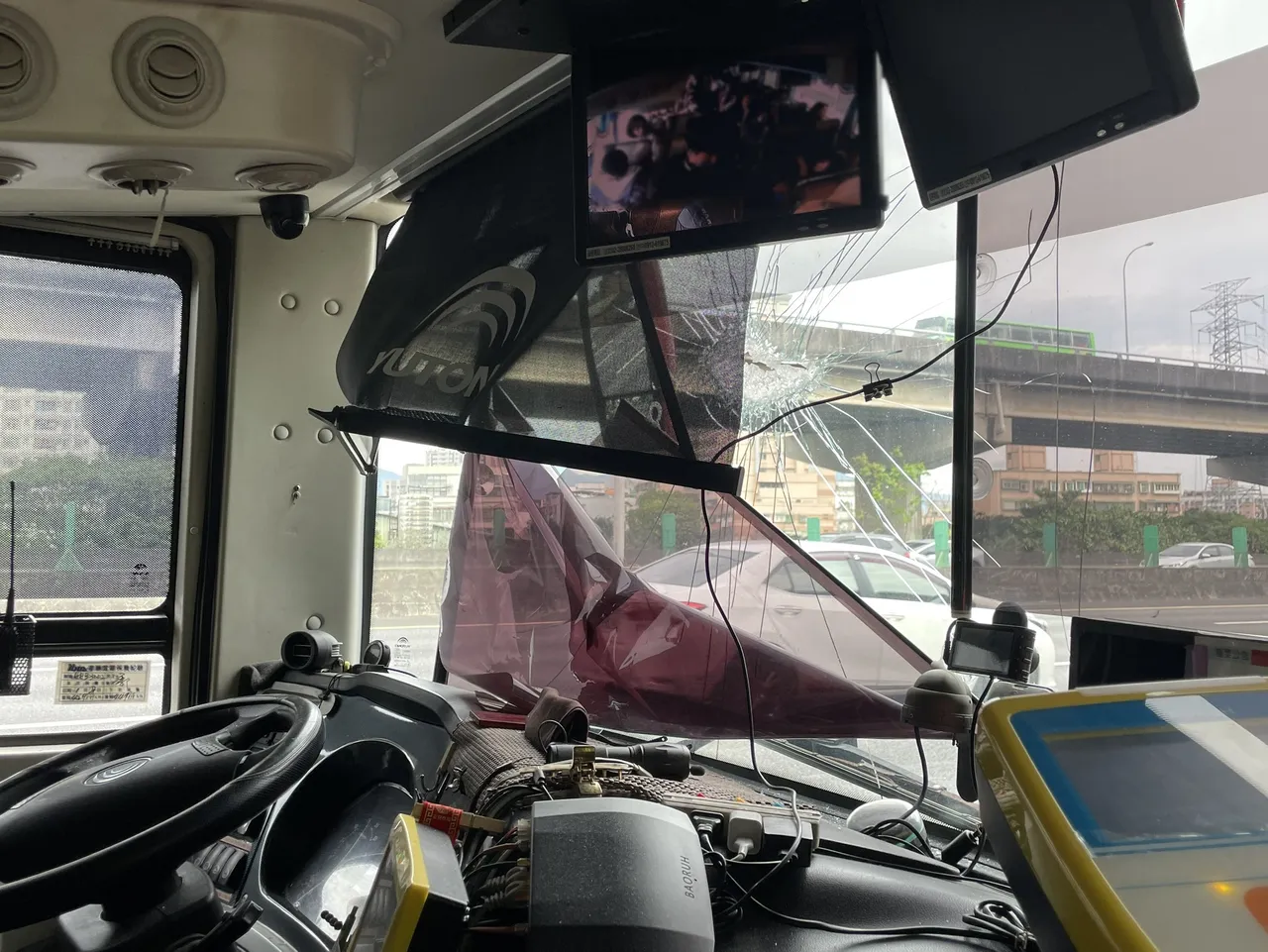 客運擋風玻璃遭鐵片打穿。翻攝畫面